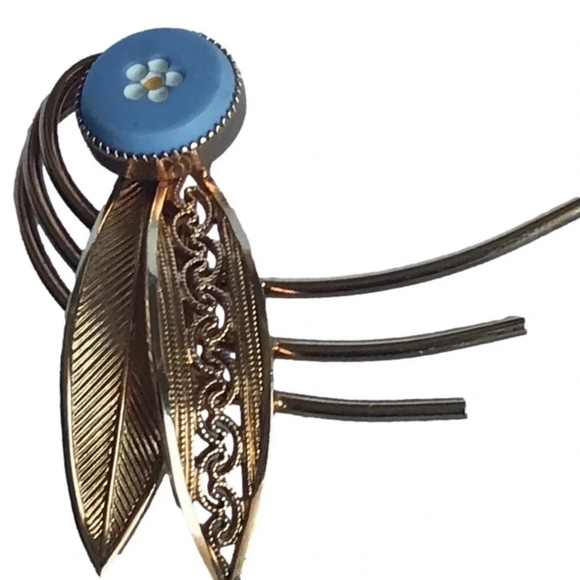 AMCO Jewelry - Vintage 14K Gold Daisy Design Porcelain-like Blue Brooch Signed